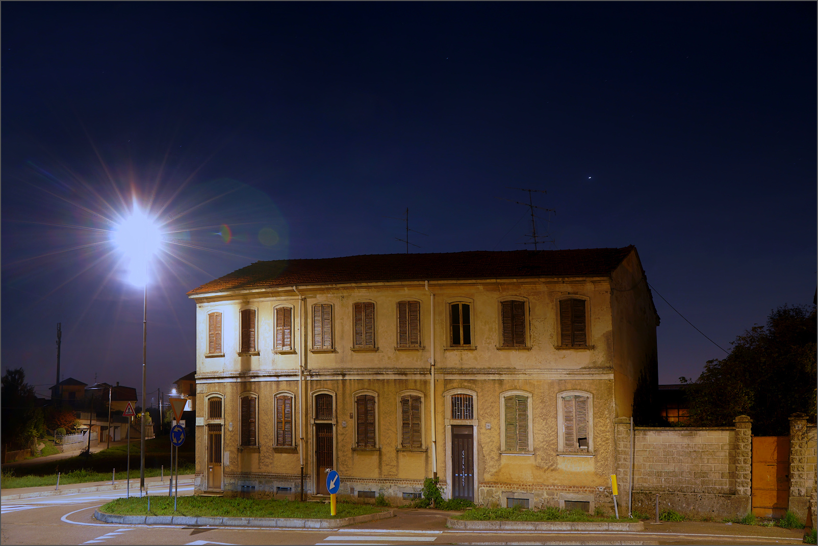 Una palazzina solitaria in via Roma a Carbonate (co)