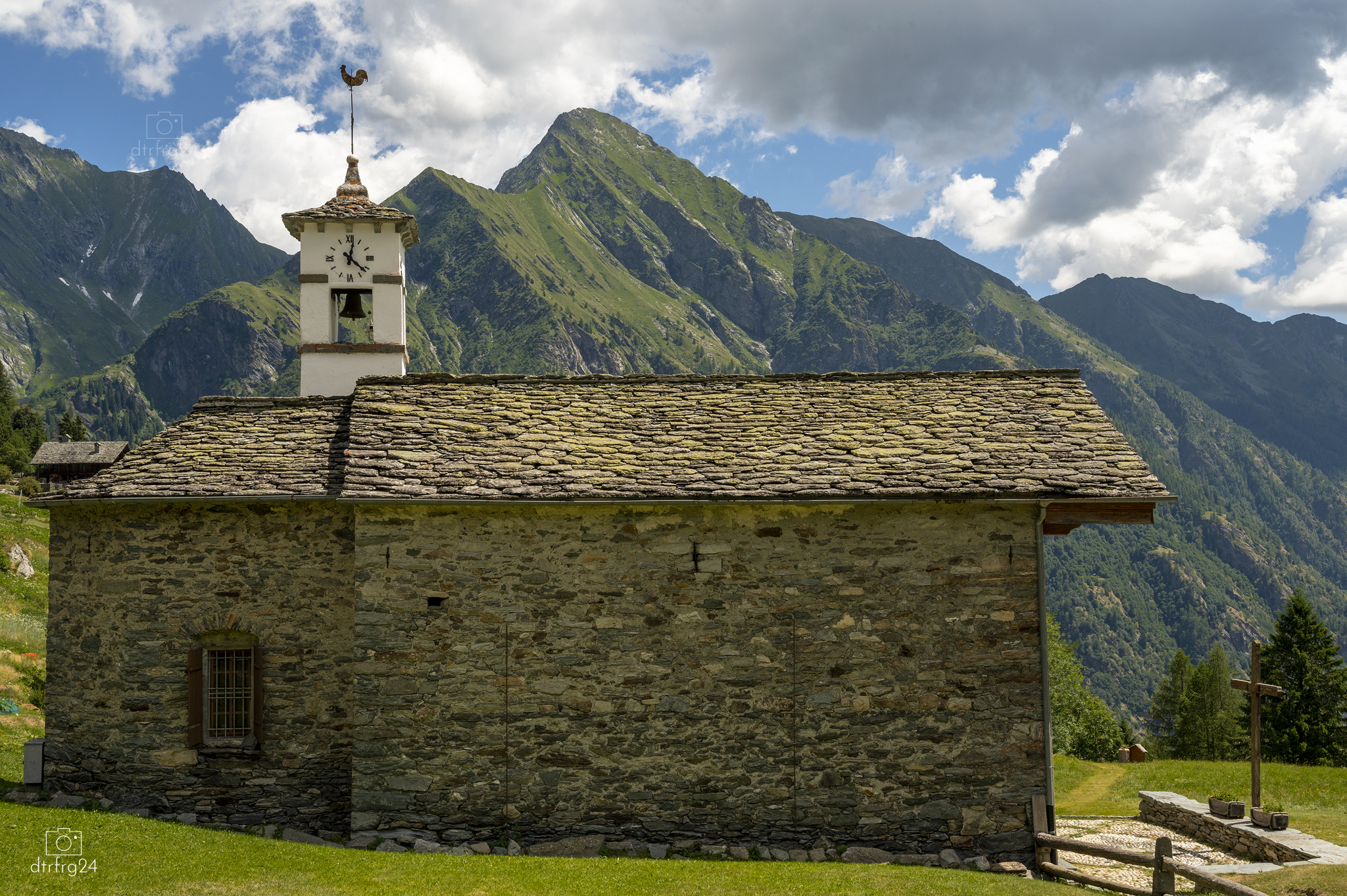 Church of Follu (Val d'Otro)