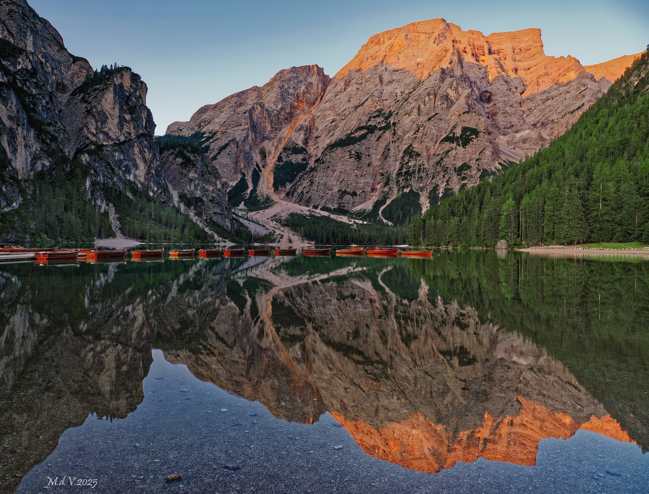Alba al Lago di Braies