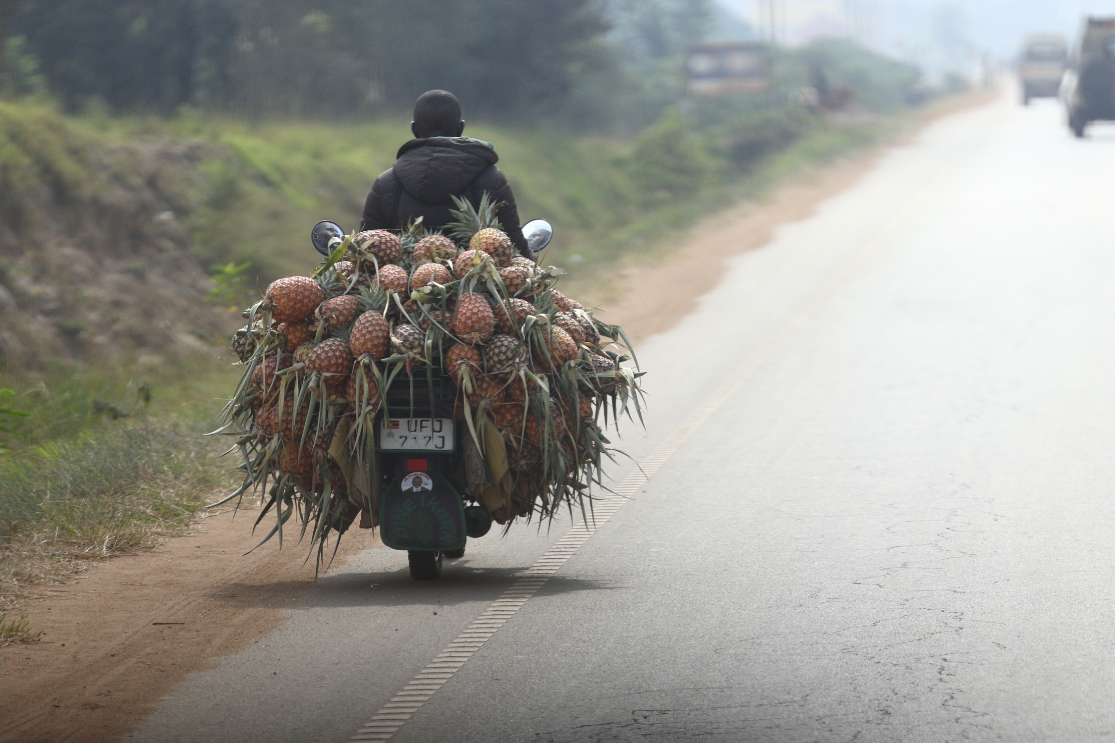 Uganda: trasporto frutta in moto