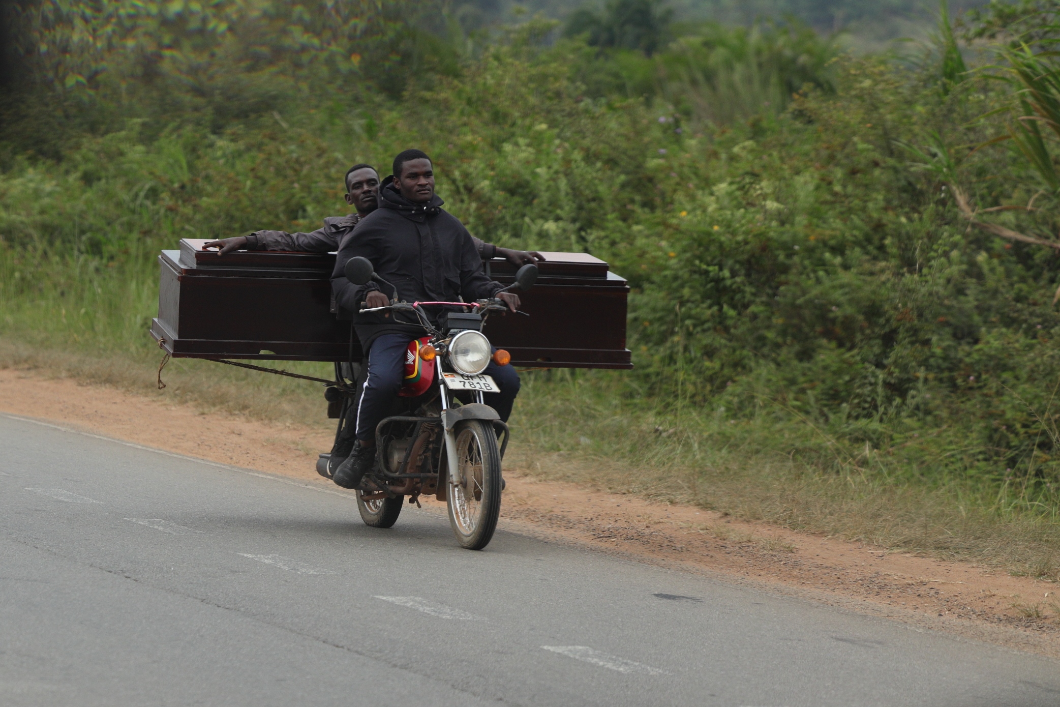 Uganda: trasporto... bare in moto?