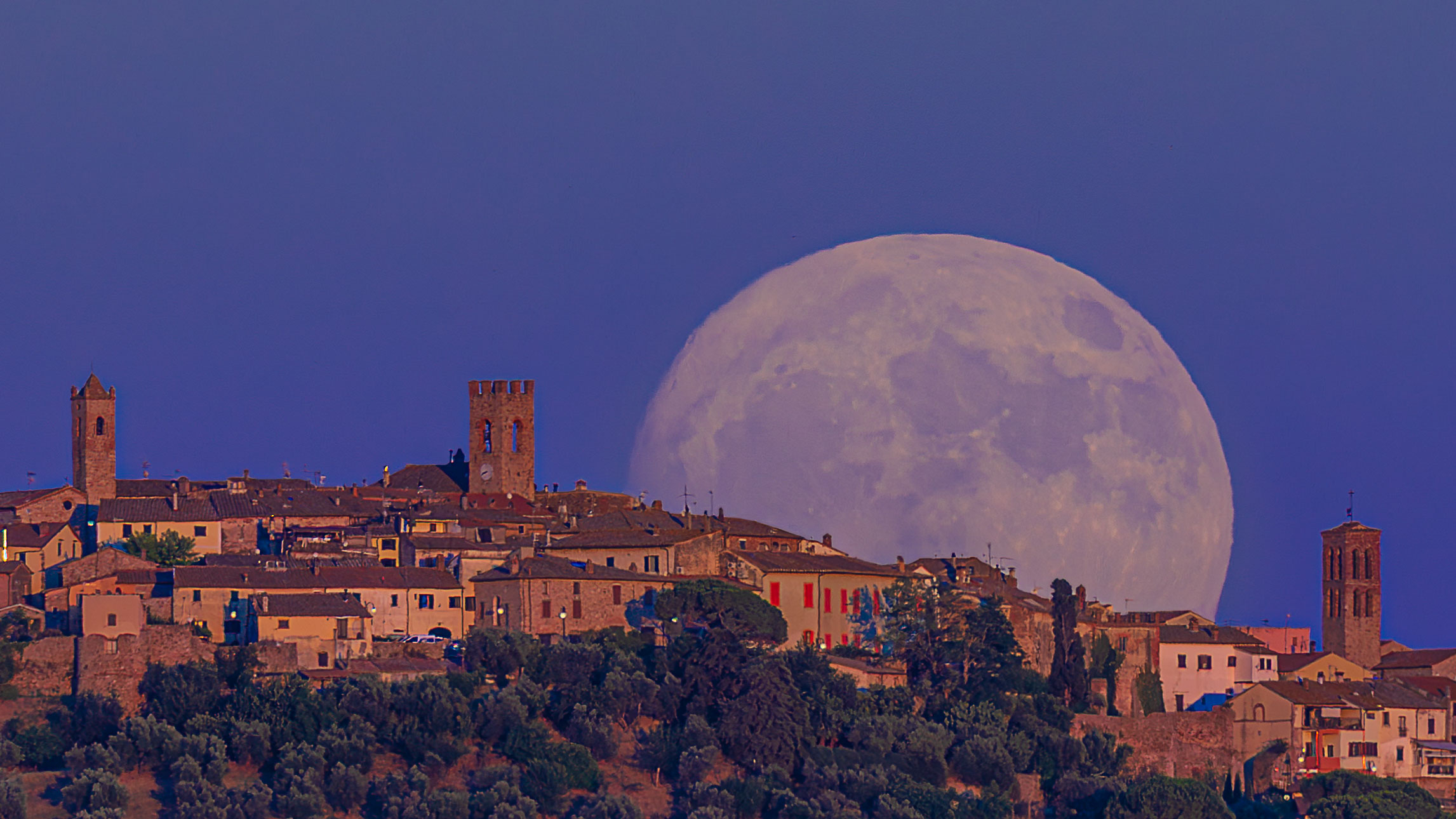 The moon rises over Montepescali