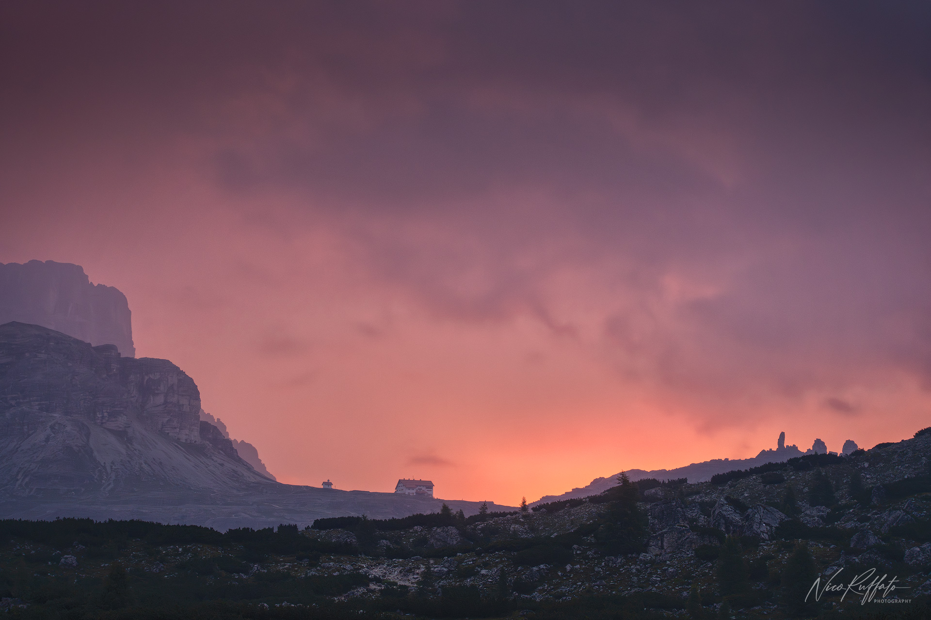 Alba di fuoco sotto la tempesta