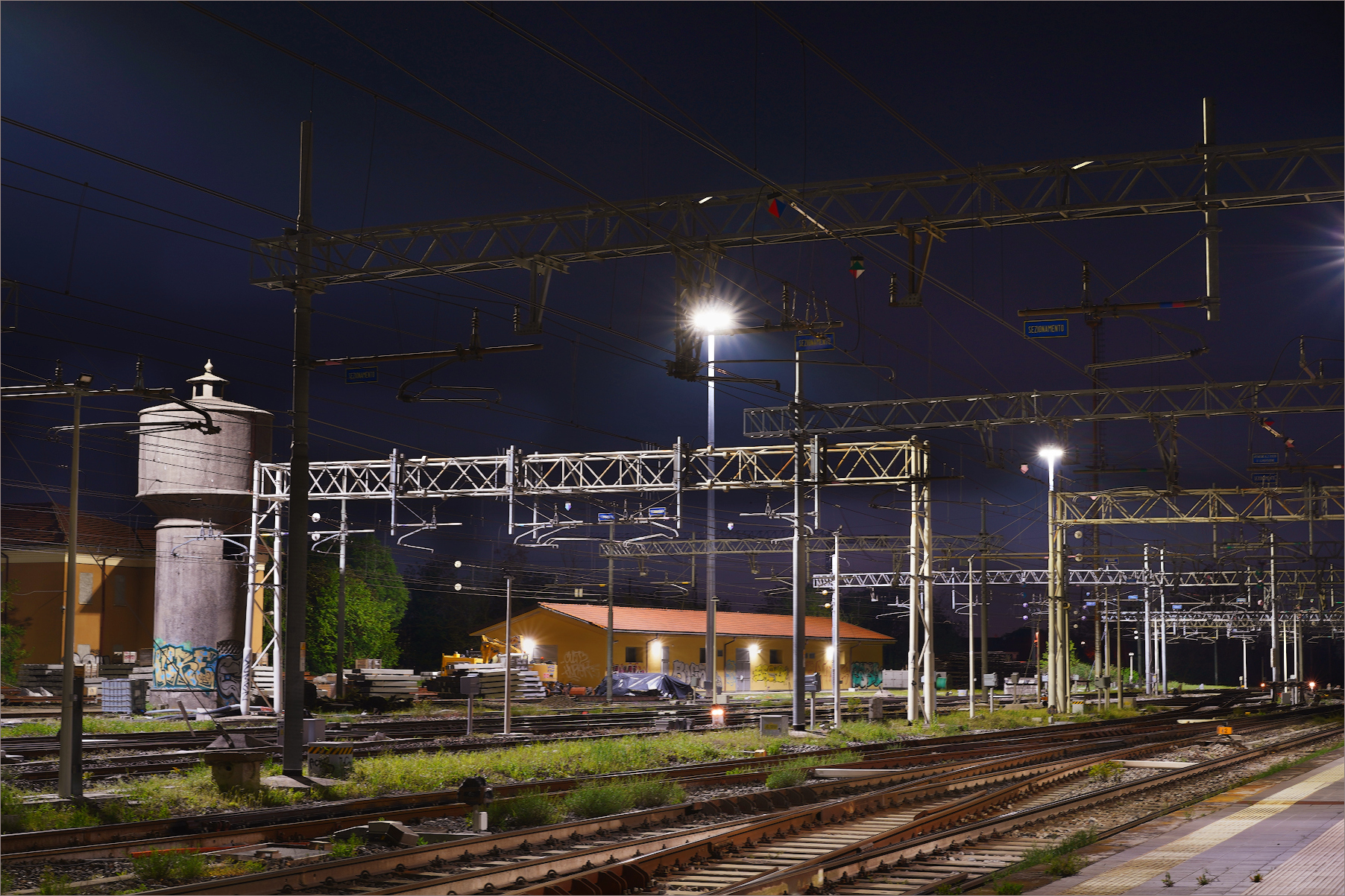 in attesa del treno alla stazione di Monza