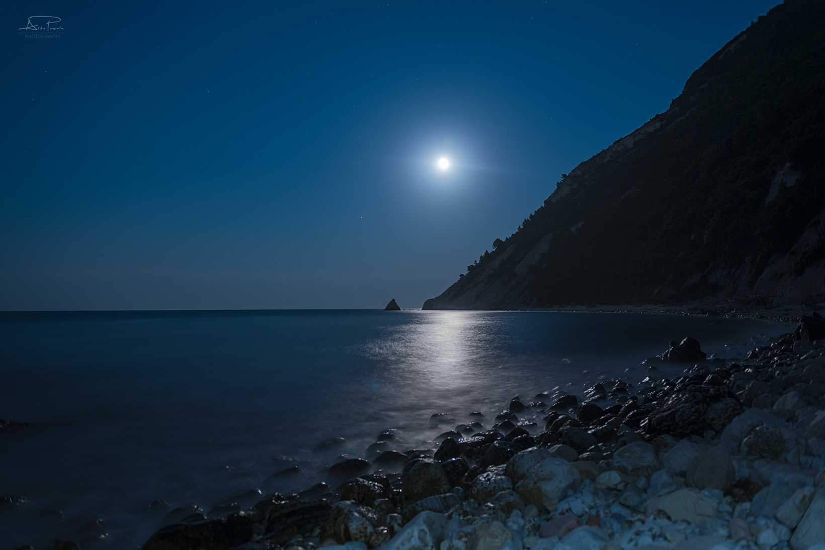 The sail of Portonovo kissed by the moon