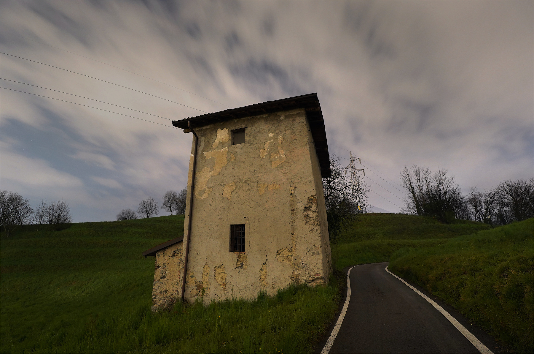un edificio solitario a Bosisio Parini (lc)