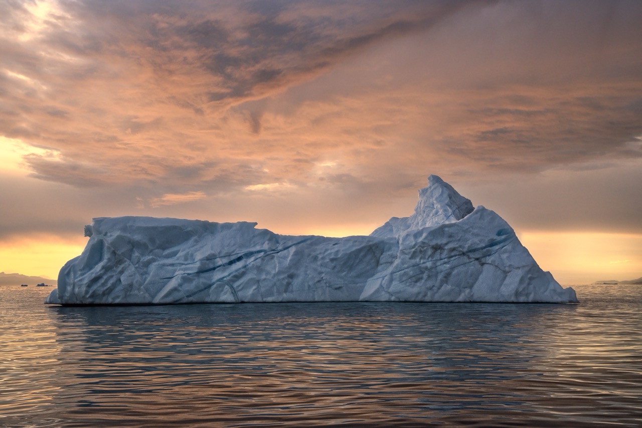 The light that dyes the ice with warm colors