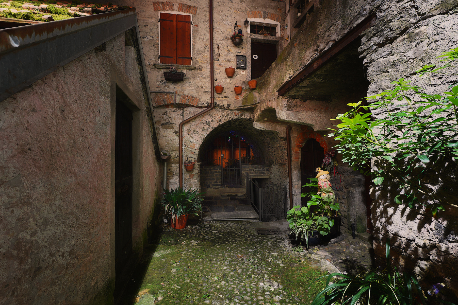 A courtyard in Colonno (CO)