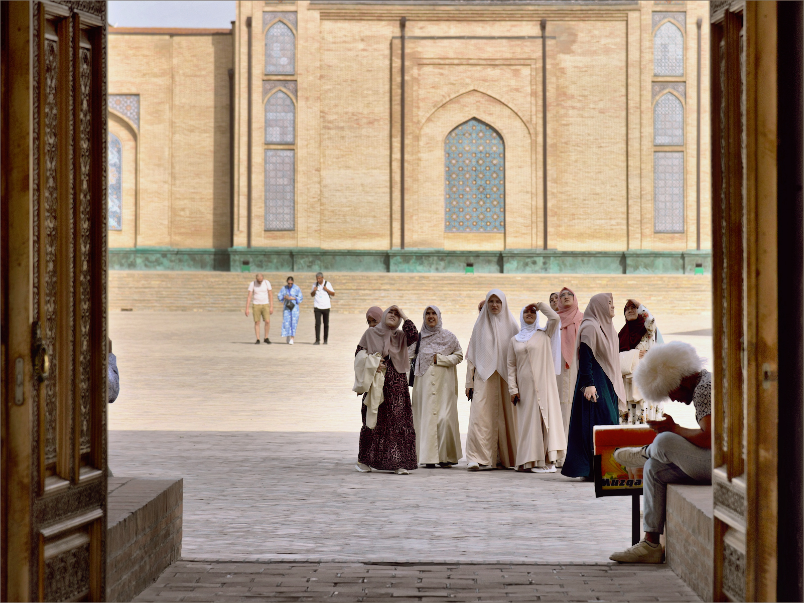 Credenti e turisti nel cortile del Hazrat Imam