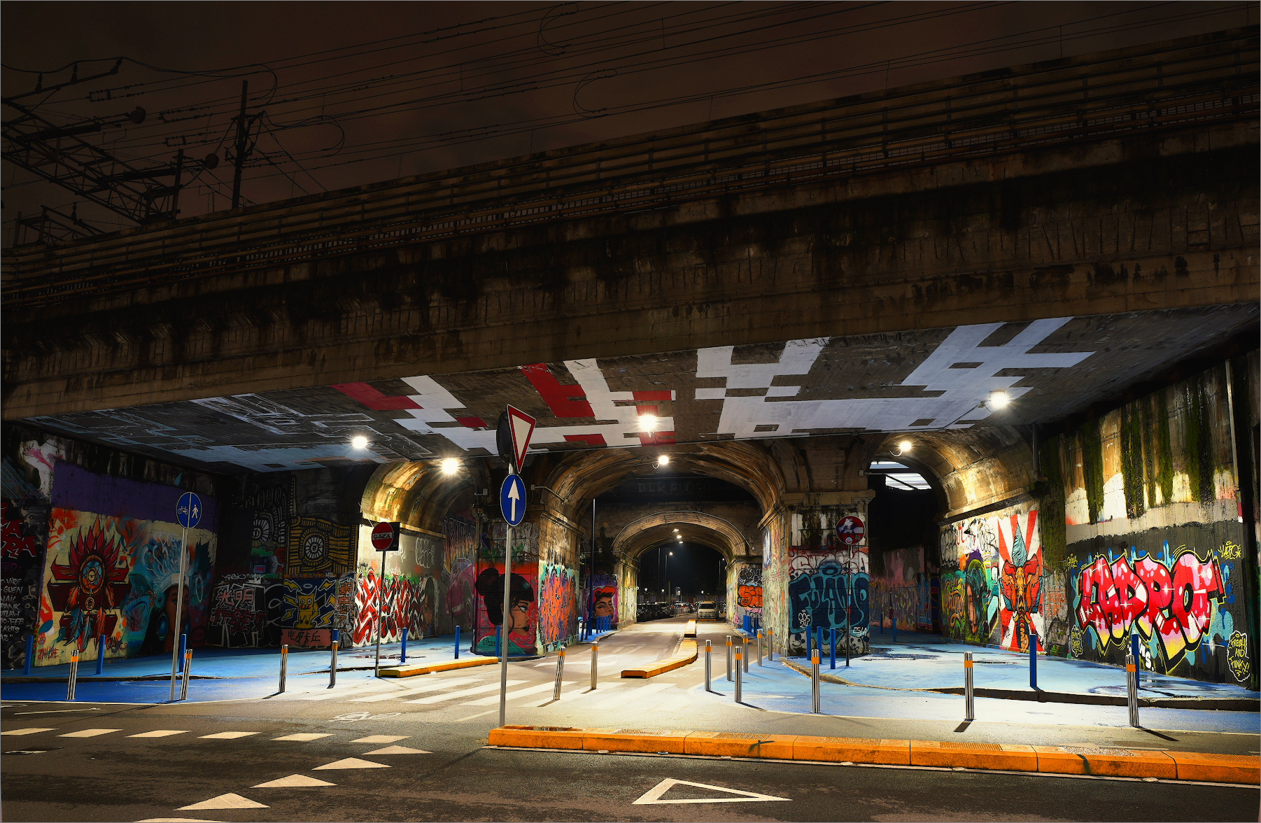 Galleria sotto la linea ferroviaria a Milano