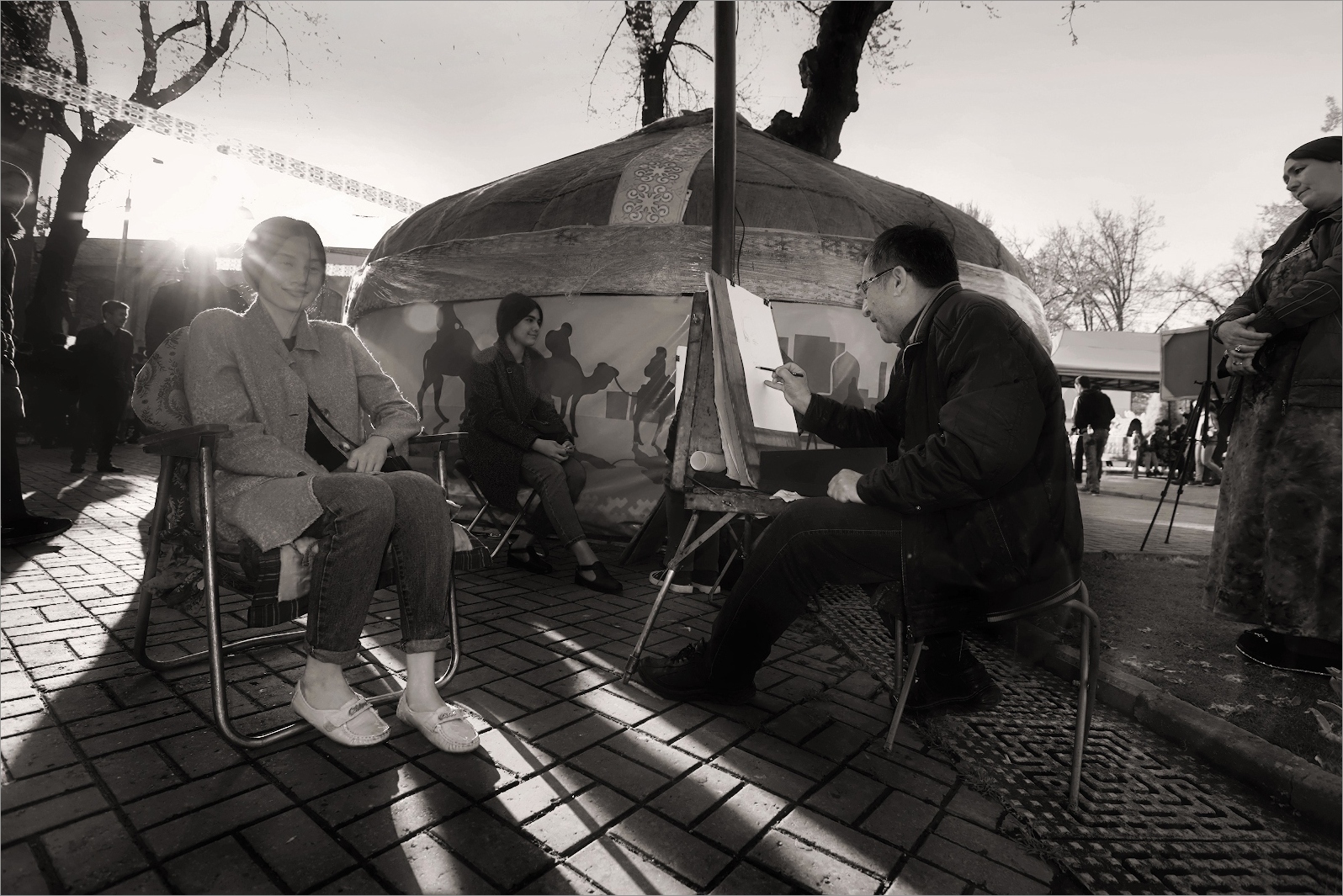 Artisti di strada e modelle in posa