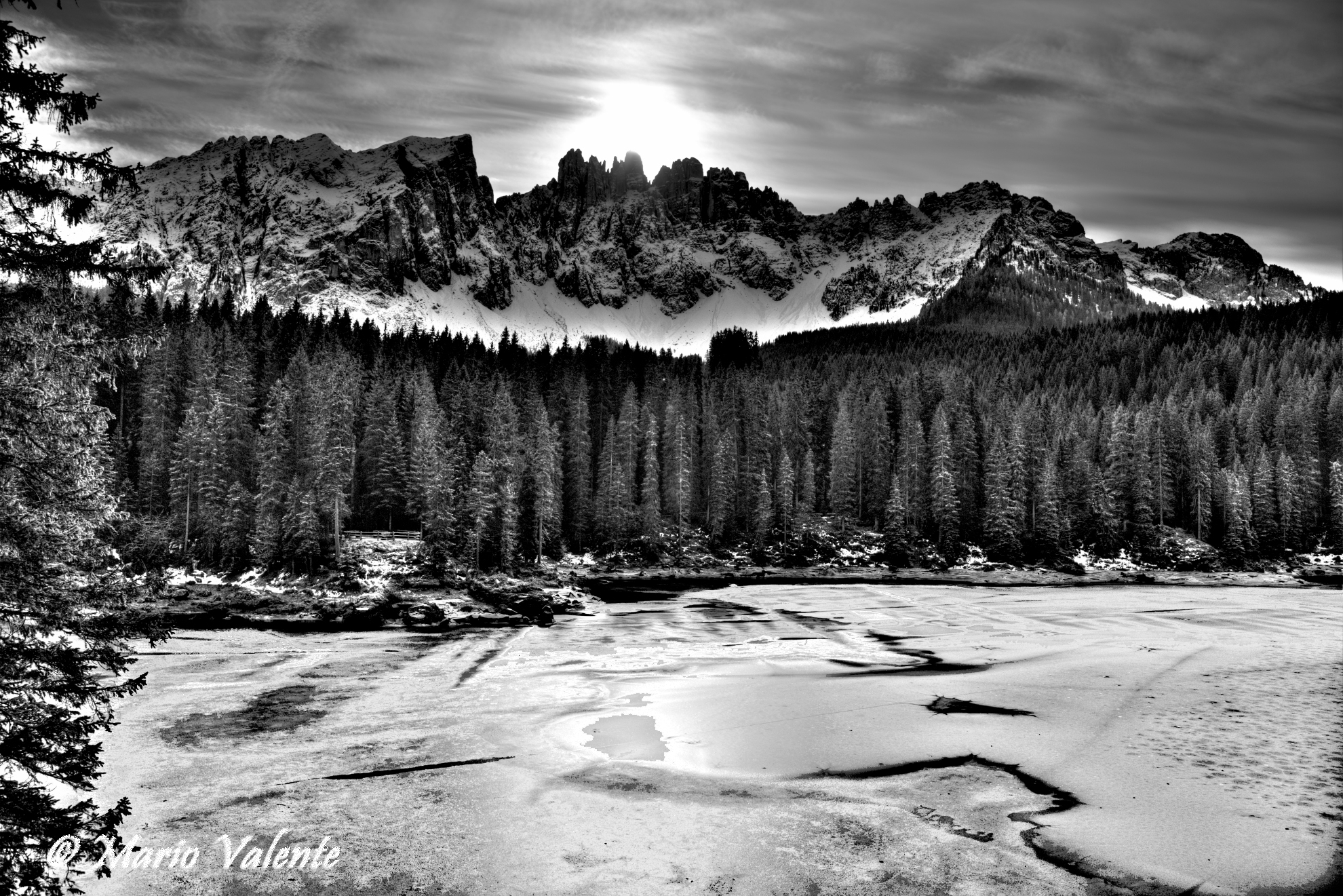 Latemar e lago di Carezza ghiacciato, controluce