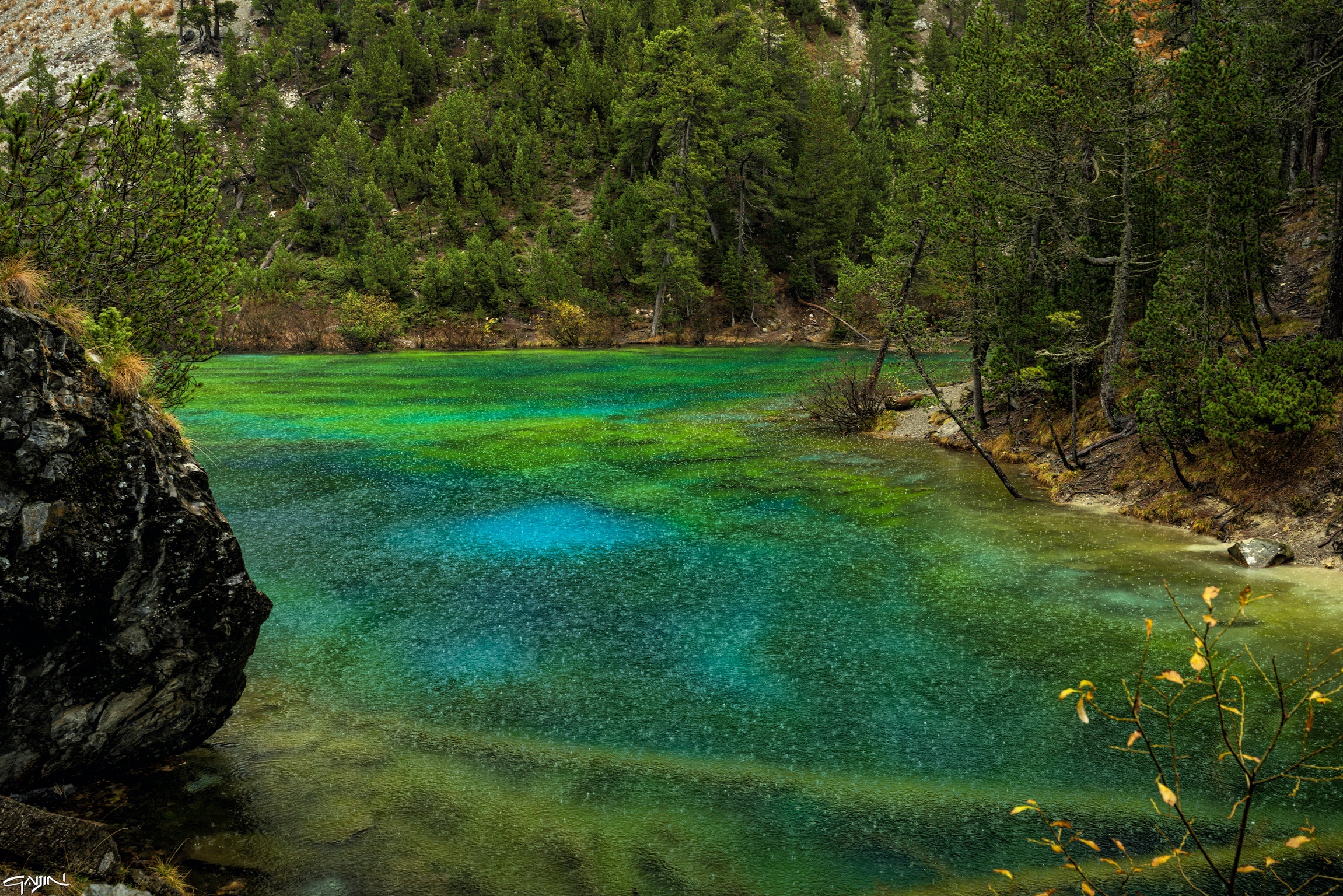 Lago verde sotto la pioggia