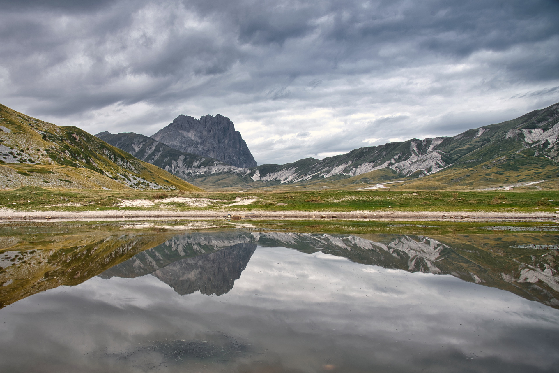 Gran Sasso riflesso nel laghetto Pietranzoni