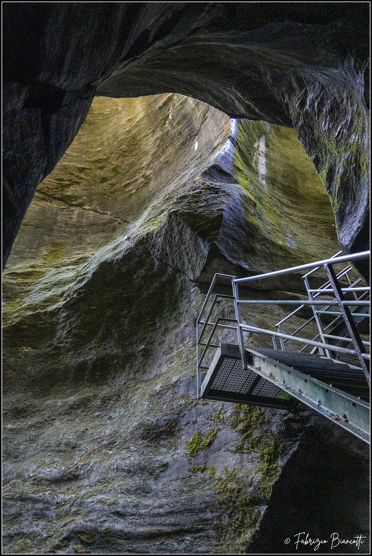Descent into hell (Uriezzo Gorges)