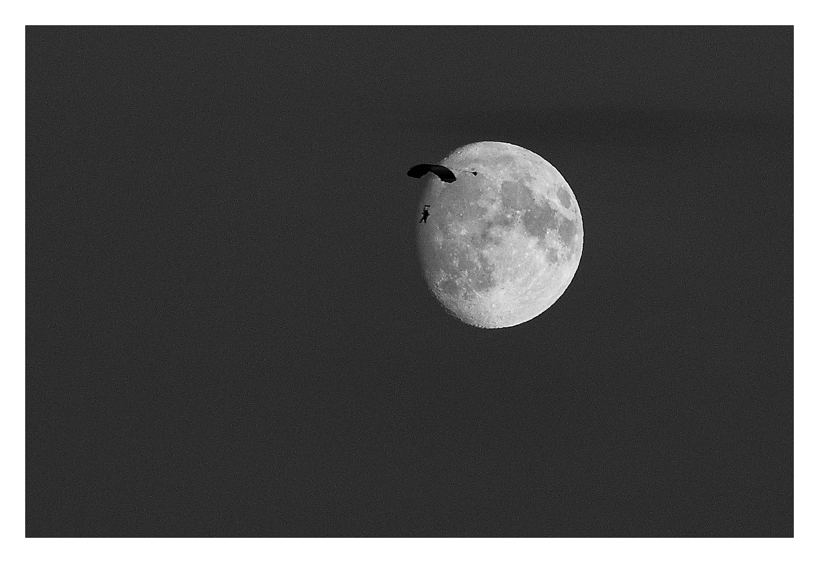 La luna e il paracadutista.