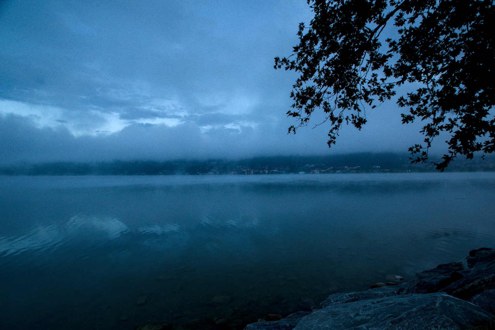Lago di Pusiano al mattino