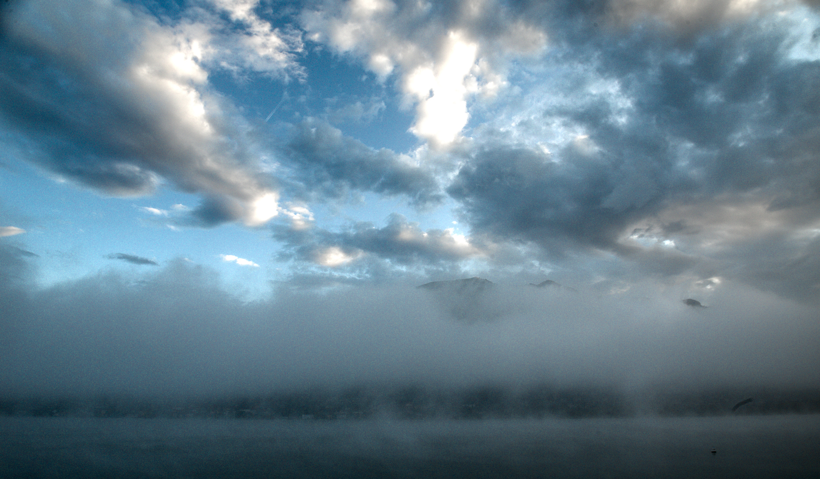 Lago di pusiano e la nebbia mattutina
