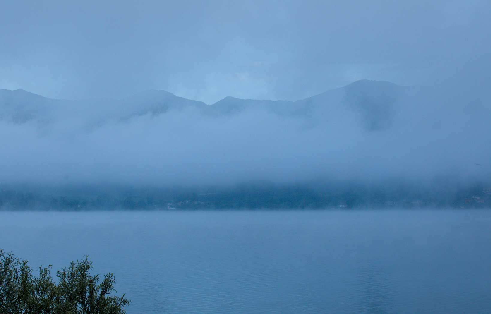 Lago di Pusiano, nuvole basse al mattino