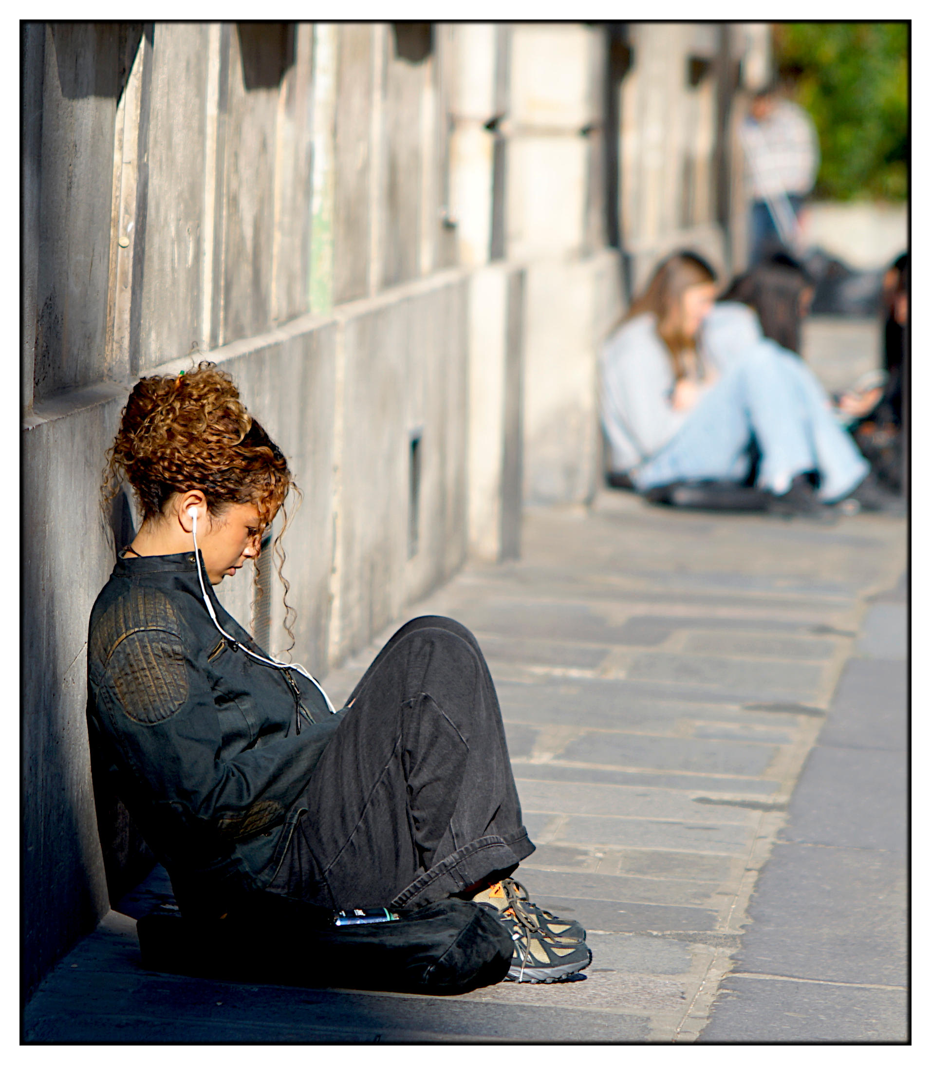 ... davanti allo smartphone, con le spalle al muro ...