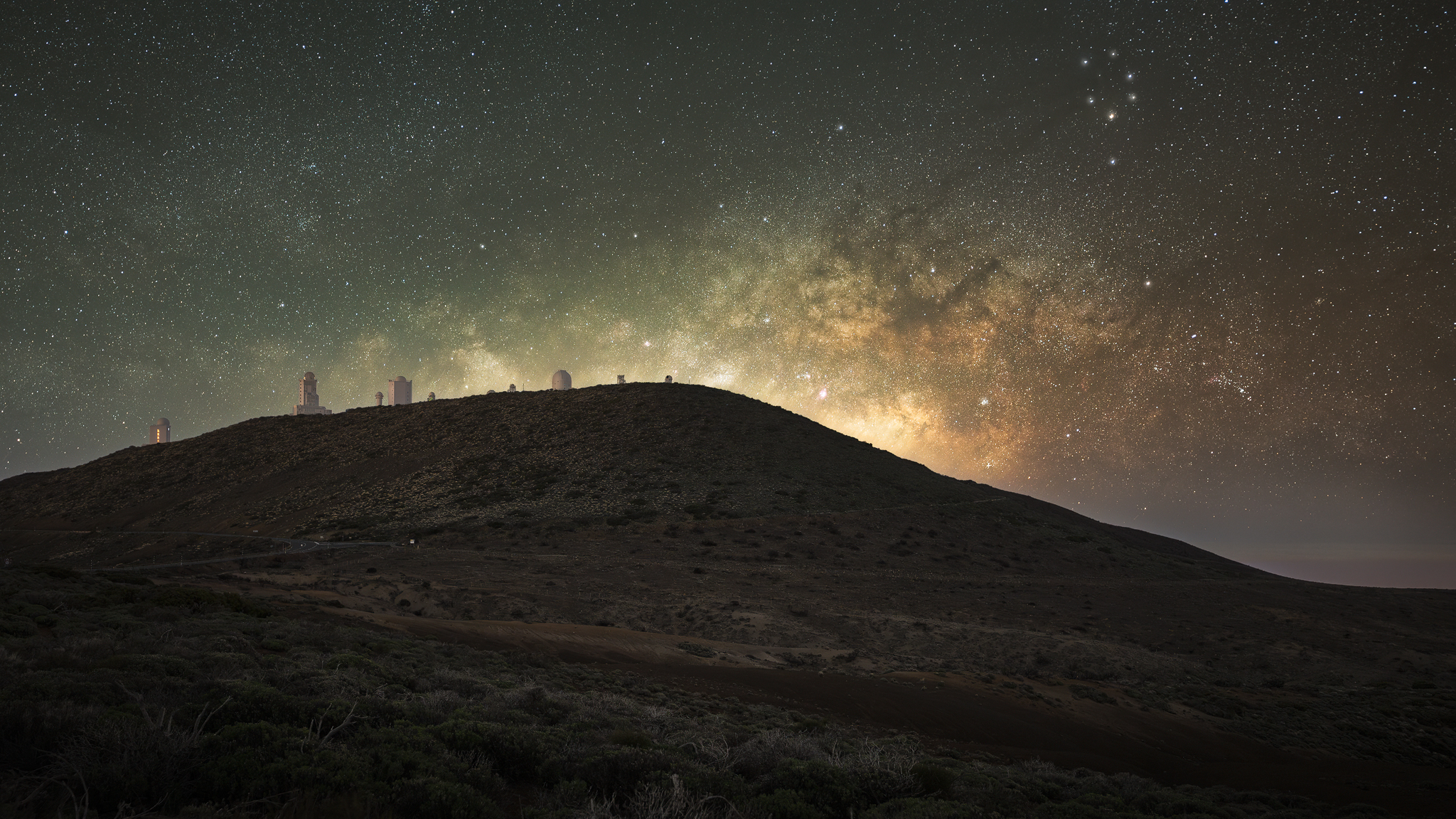 La Via lattea sorge all'Osservatorio del Teide