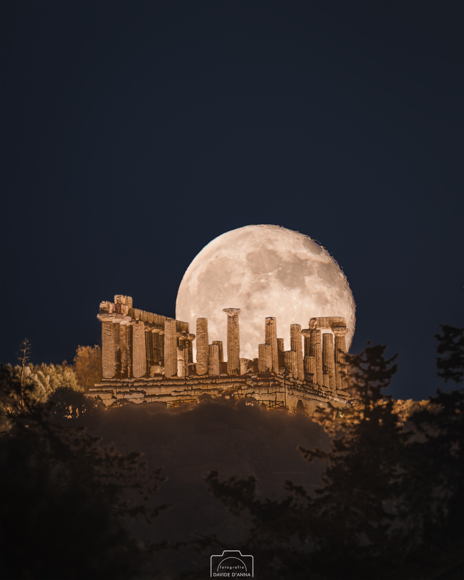 the Moon has returned to kneel before Juno