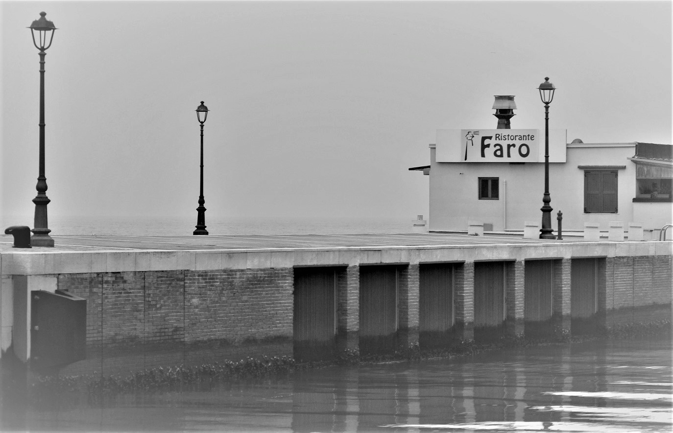Faro nella nebbia