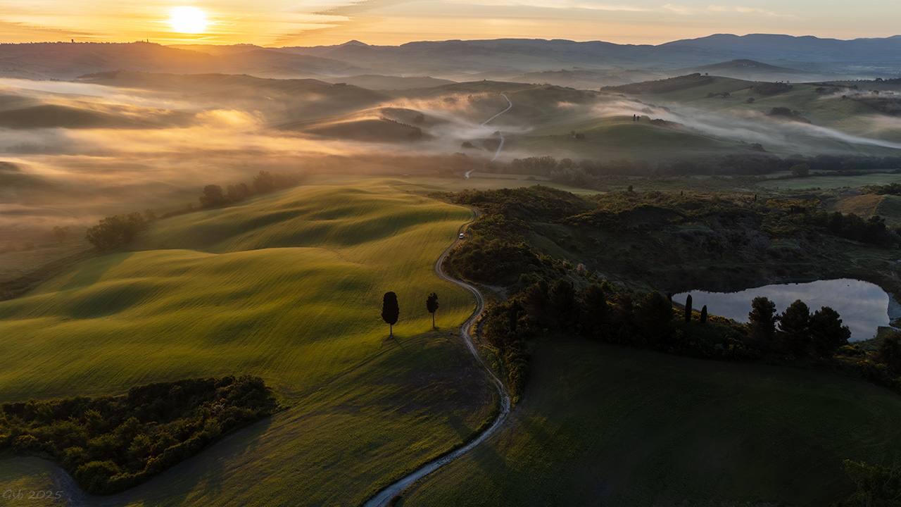 L'alba d'oro sui colli toscani