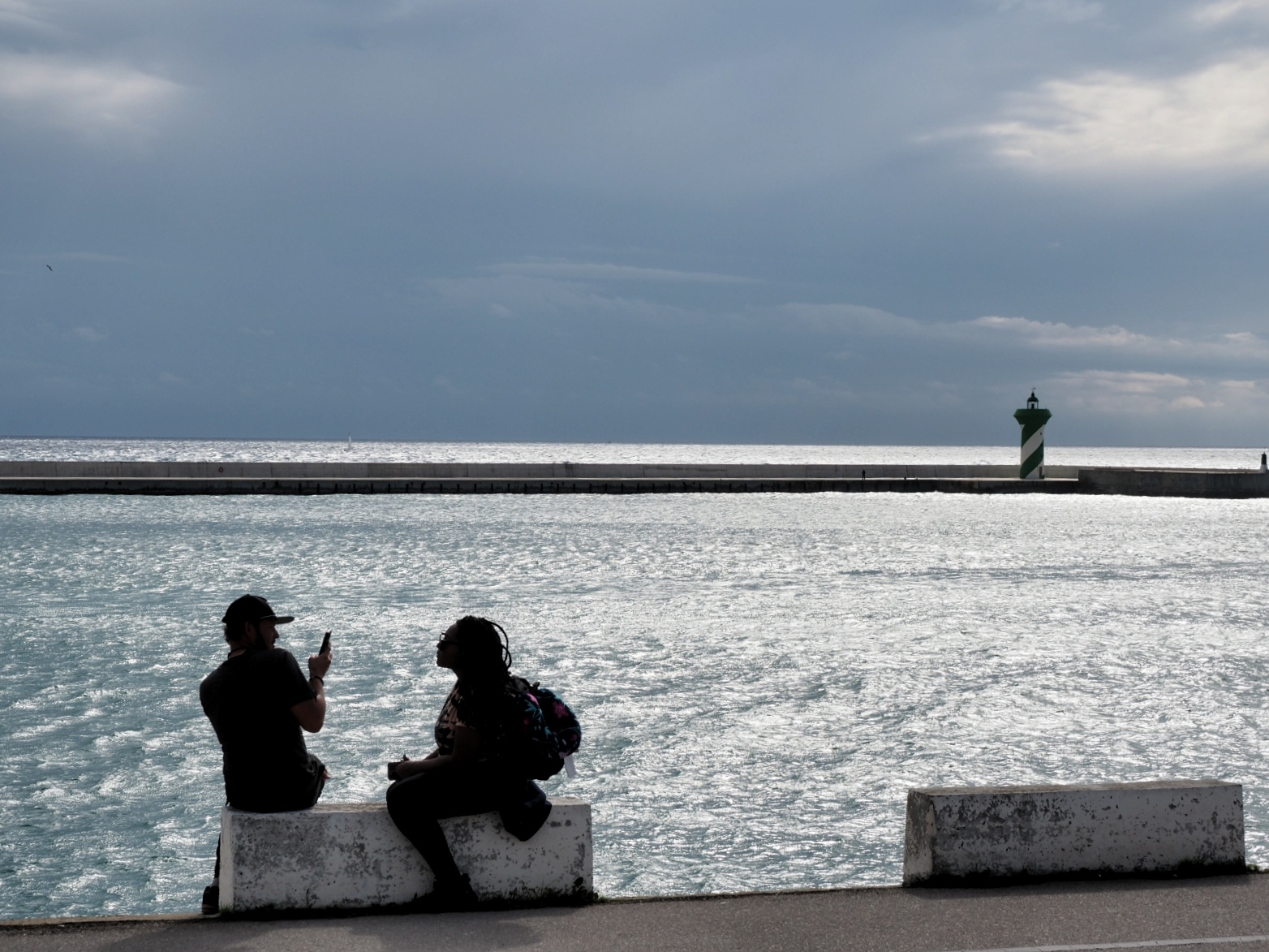 seduti davanti al mare