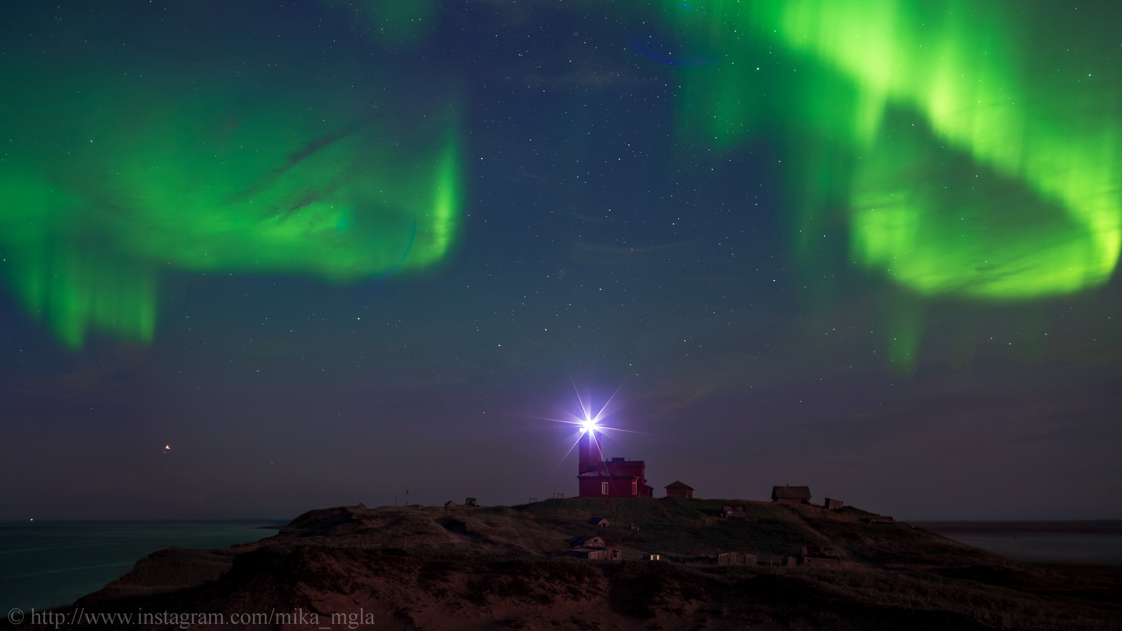 Aurora boreale sopra il faro di Intsy