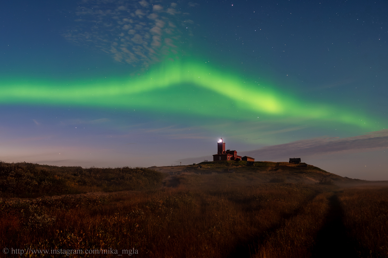 Aurora boreale sopra il faro di Intsy