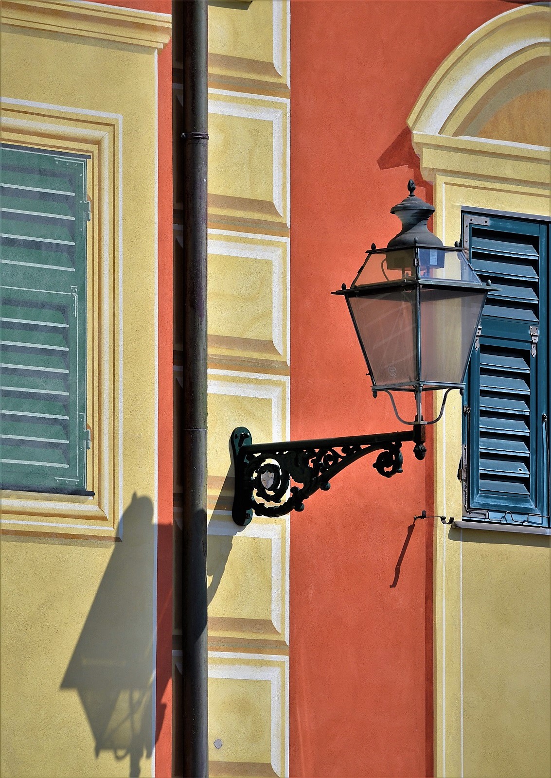 Shedding light between false and true