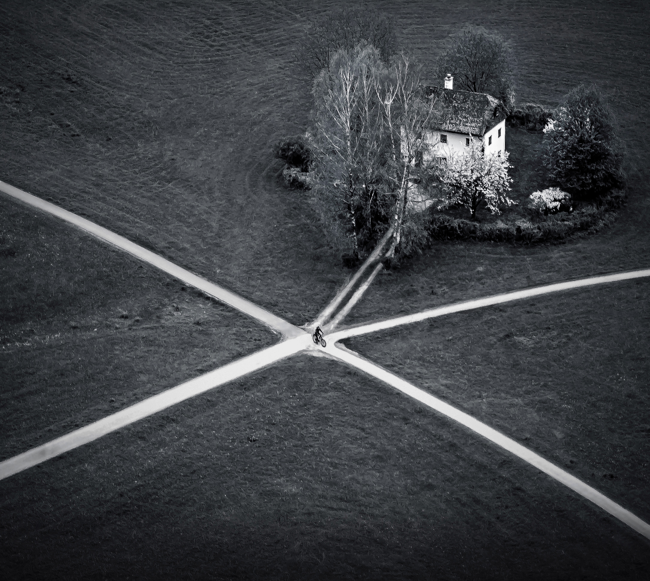 L'incrocio e l'uomo in bicicletta.