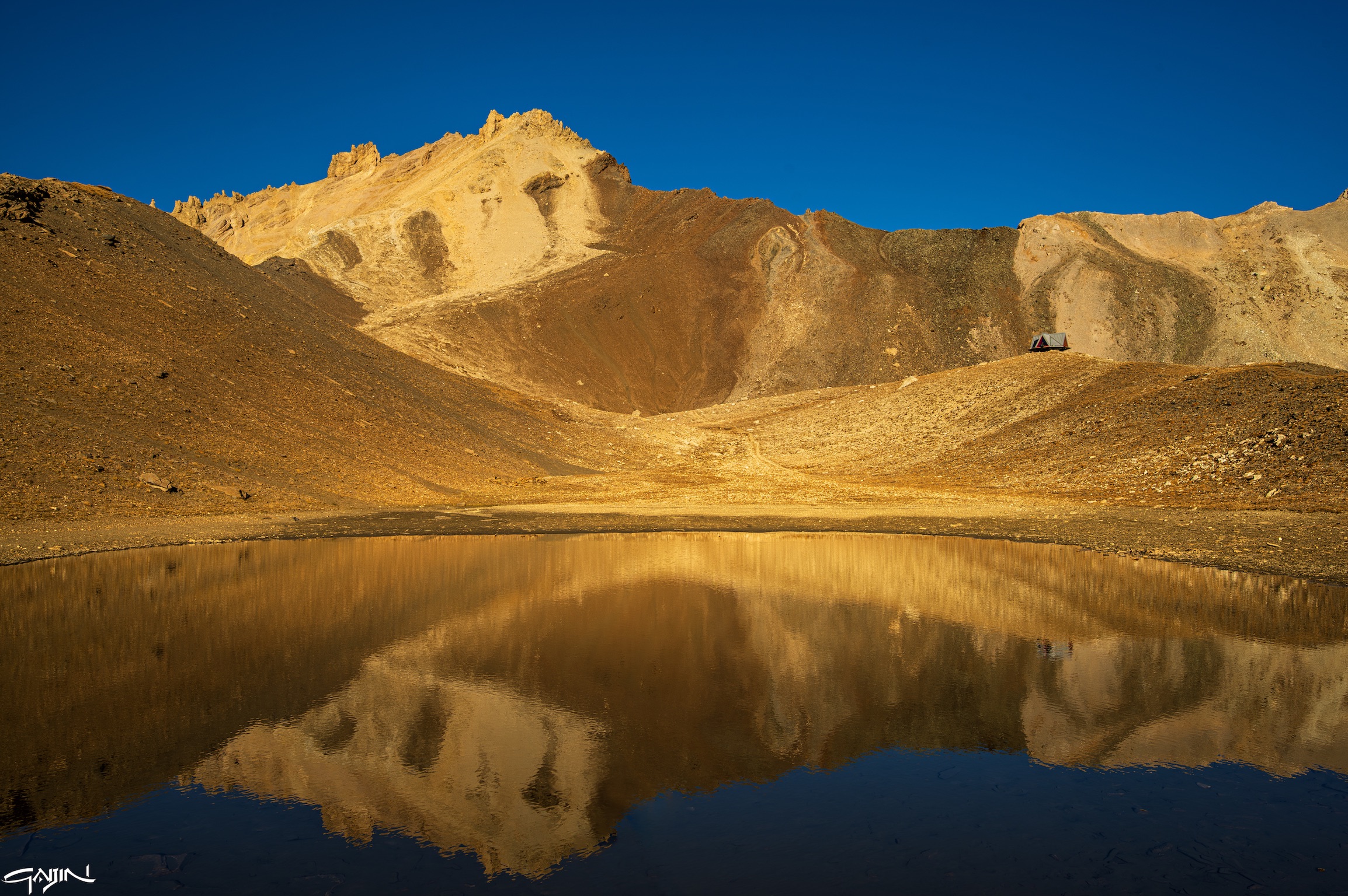 The bivouac, the lake and the mountain