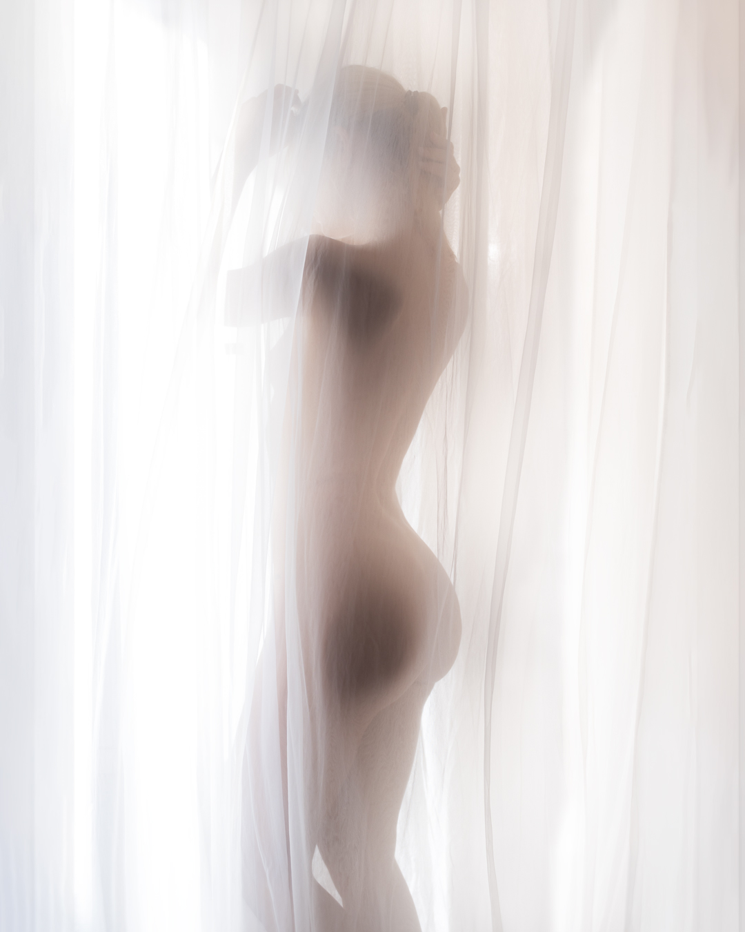 Veronica dietro una tenda