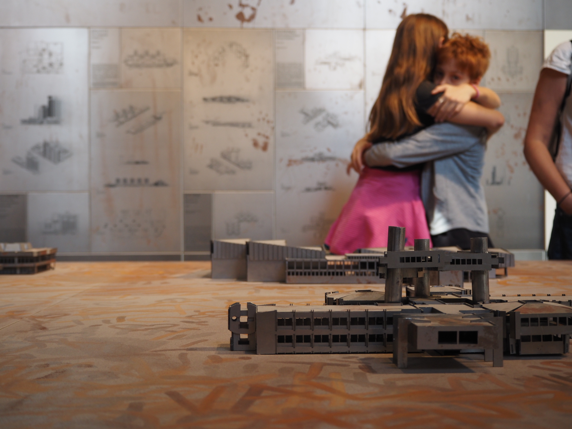 Abbracci sullo sfondo