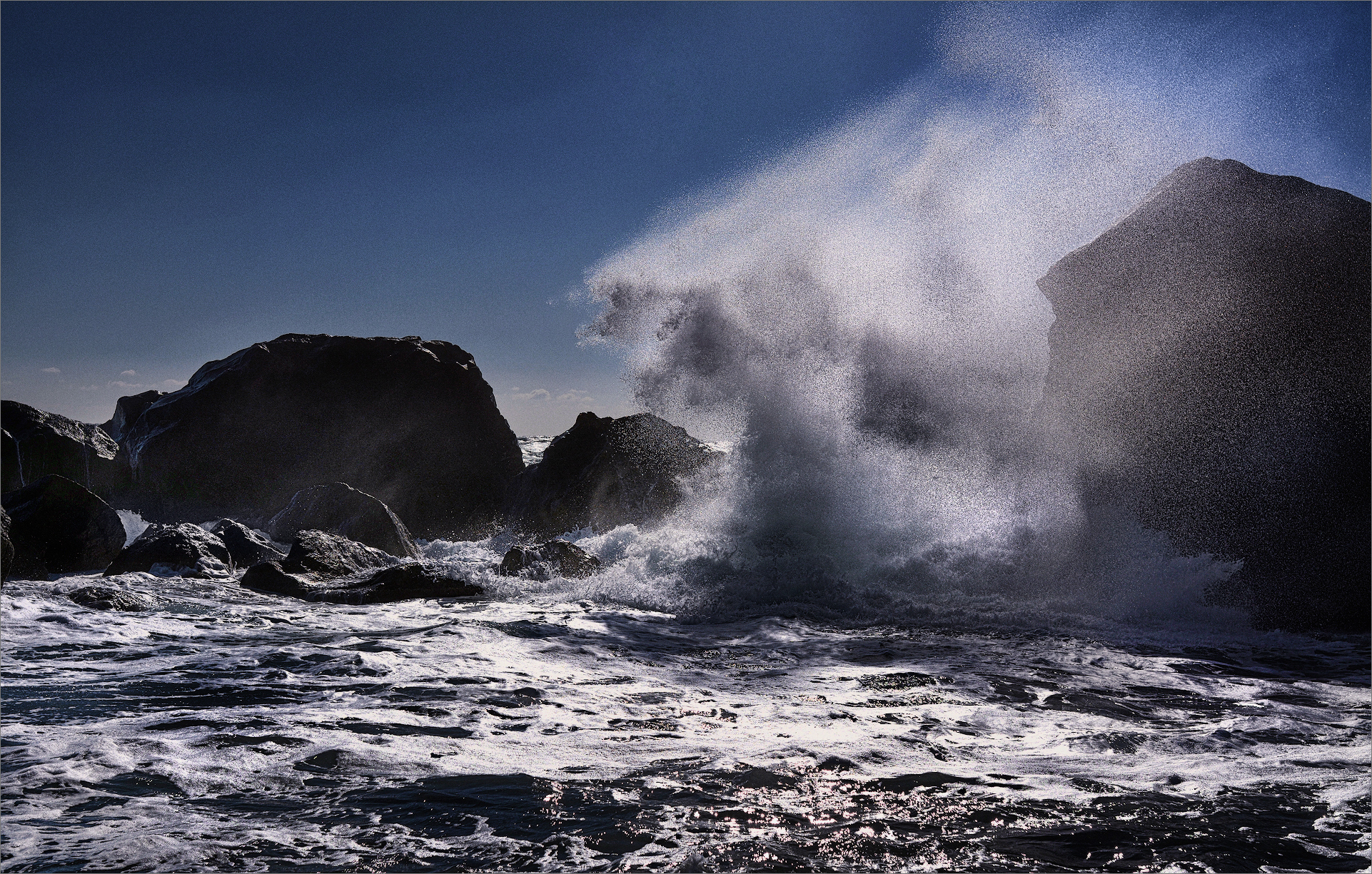 Mare mosso e rocce ad Alupka in Crimea