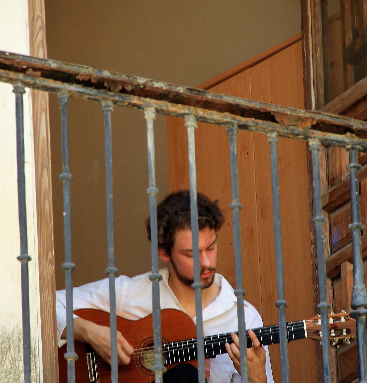 Improvised guitarist