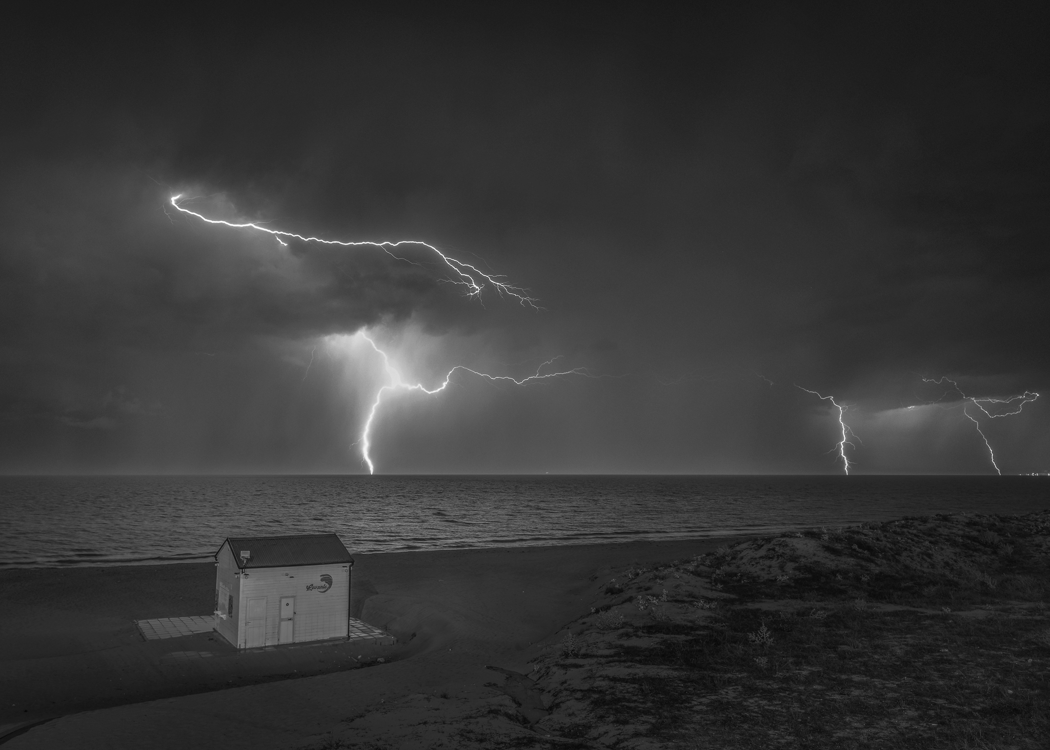 Il mare tace e il cielo urla