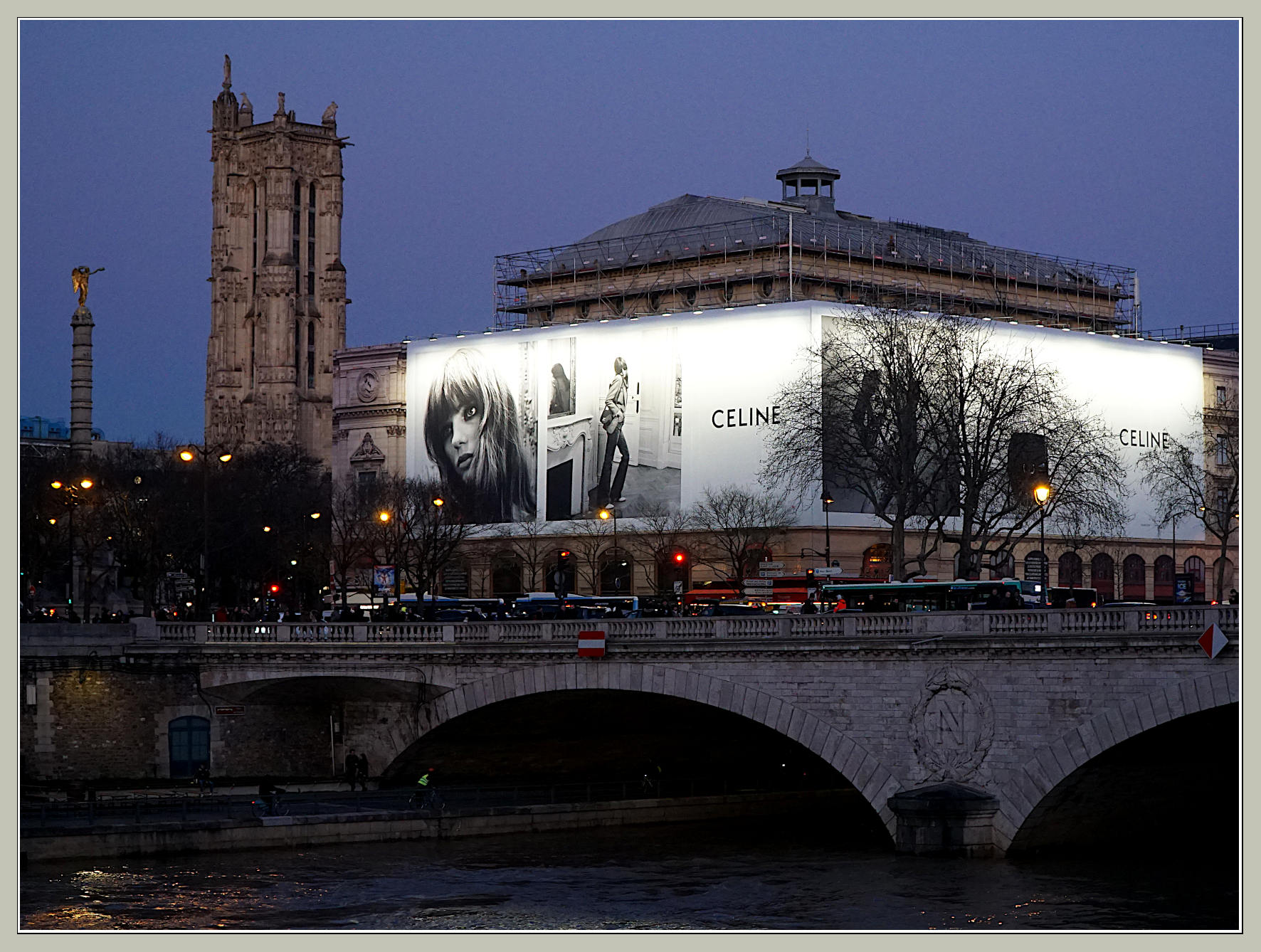 Paesaggio urbano all'alba.