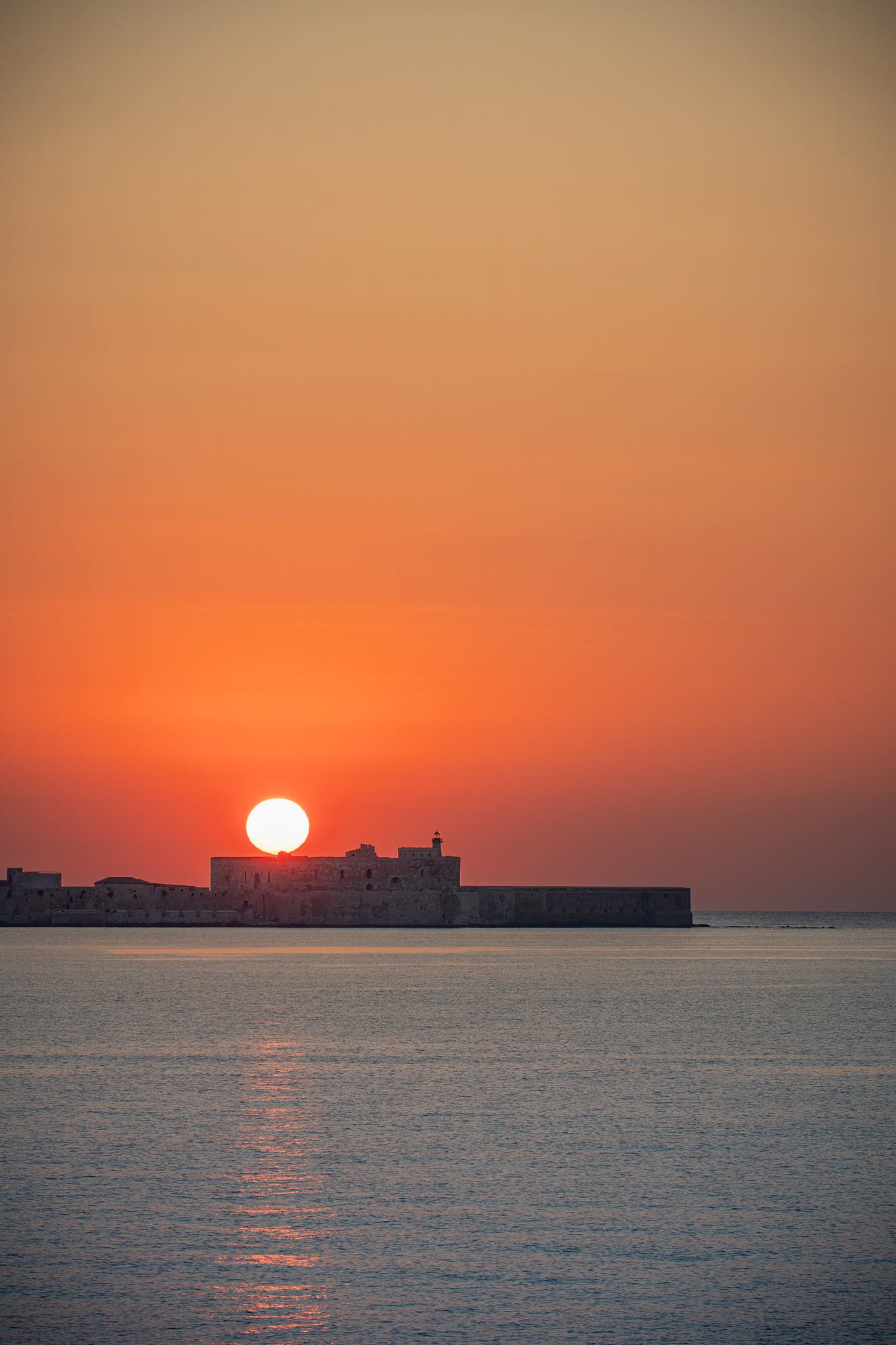 Alba dietro al Castello Maniace, Ortigia