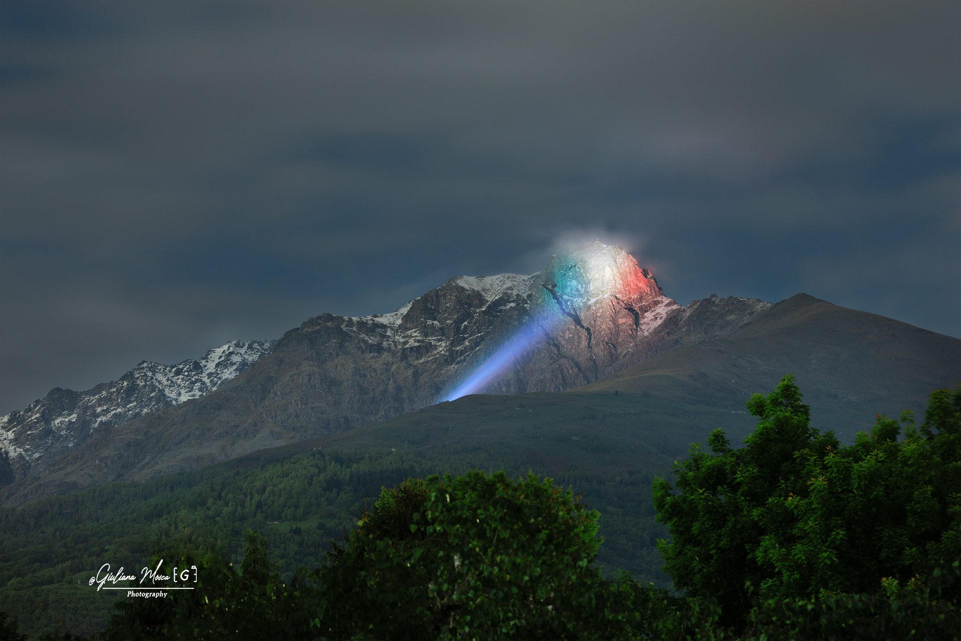 il Mucrone illuminato dal tricolore per gli alpini 2025