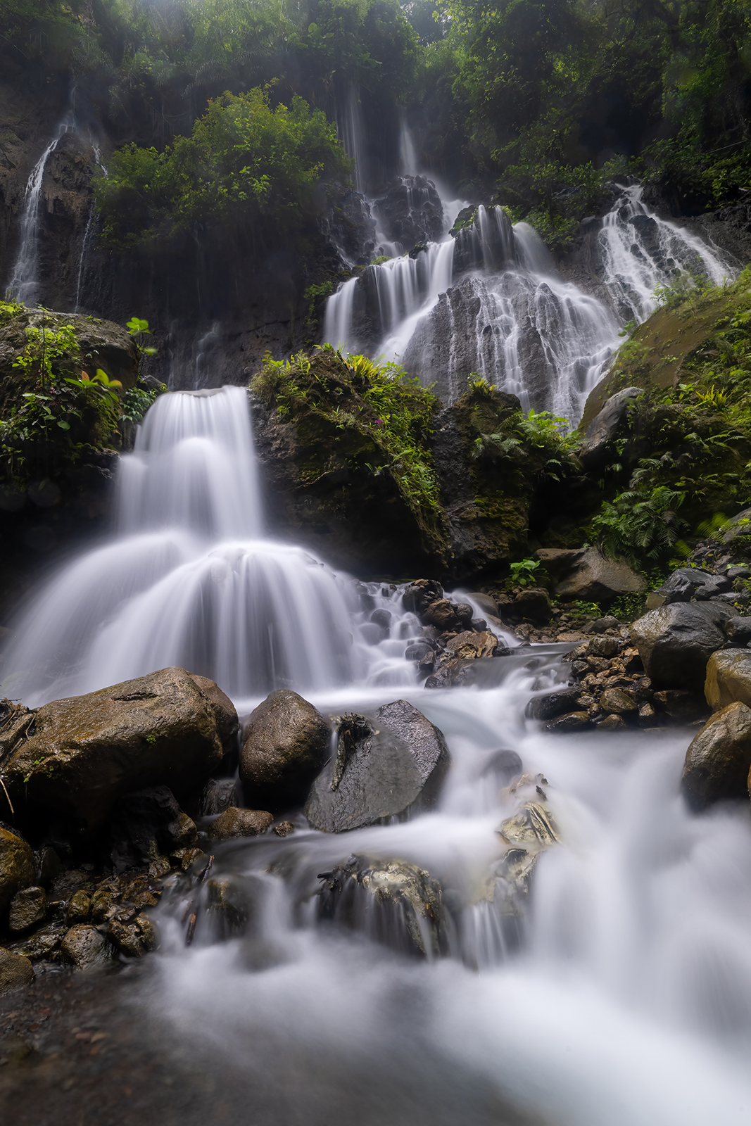 Trame d'acqua e luce vicino alla cascata Tumpak Sewu