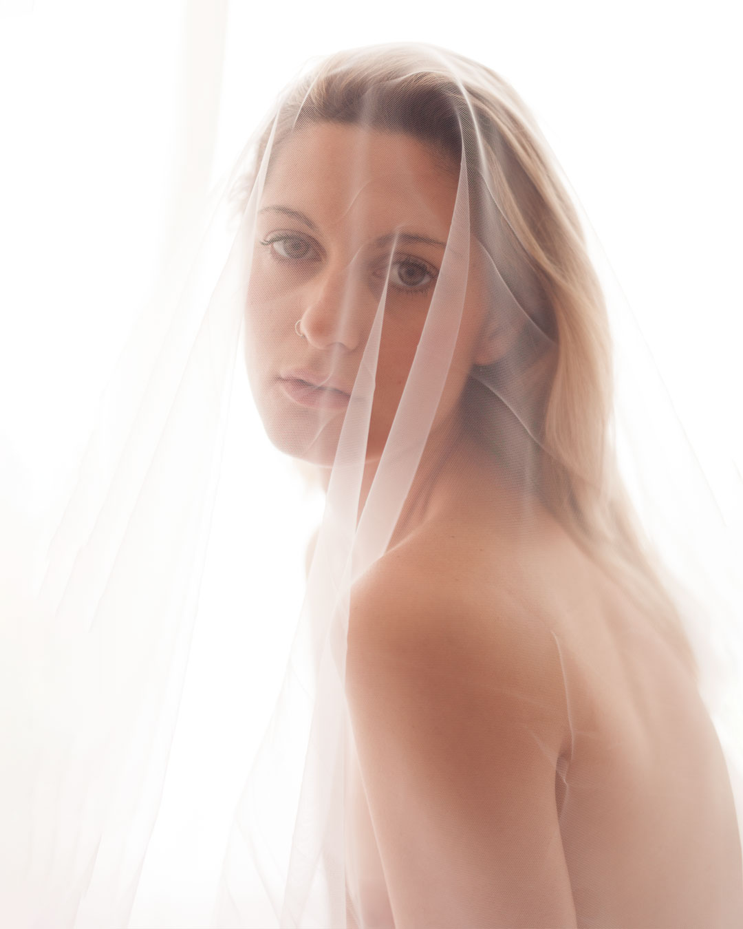 Veronica dietro una tenda