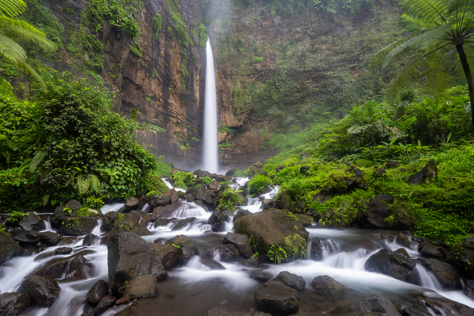 Cascata Kapas Biru vista dal basso