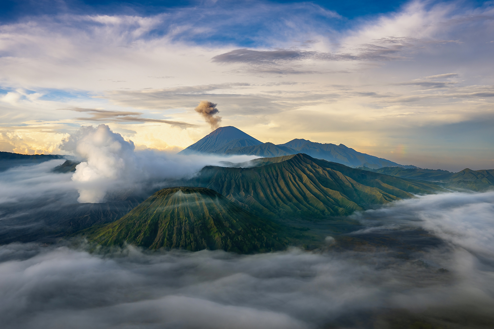 Il Monte Bromo all'alba tra nebbie e fumi vulcanici