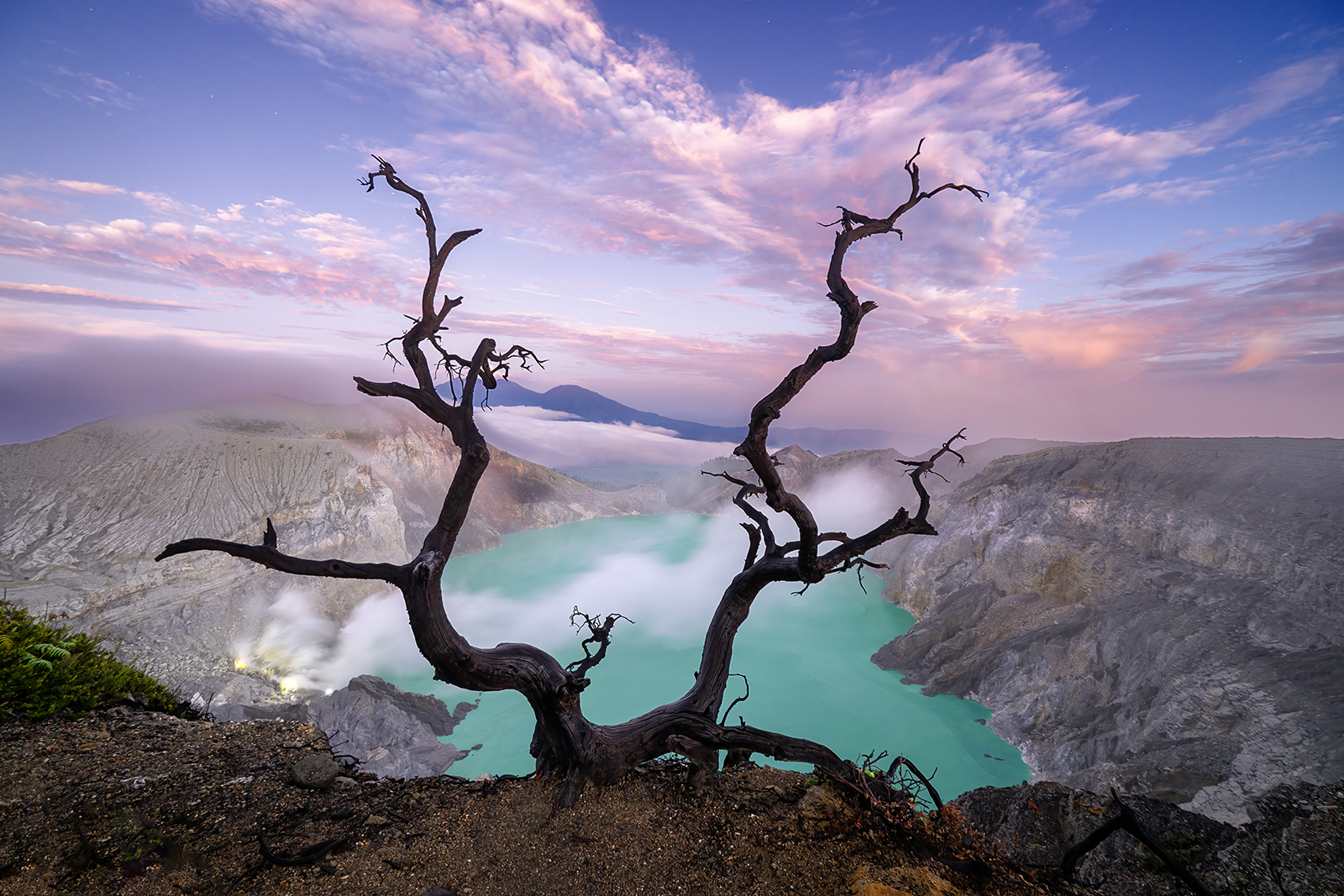 Prime luci del giorno sul lago acido del vulcano Ijen
