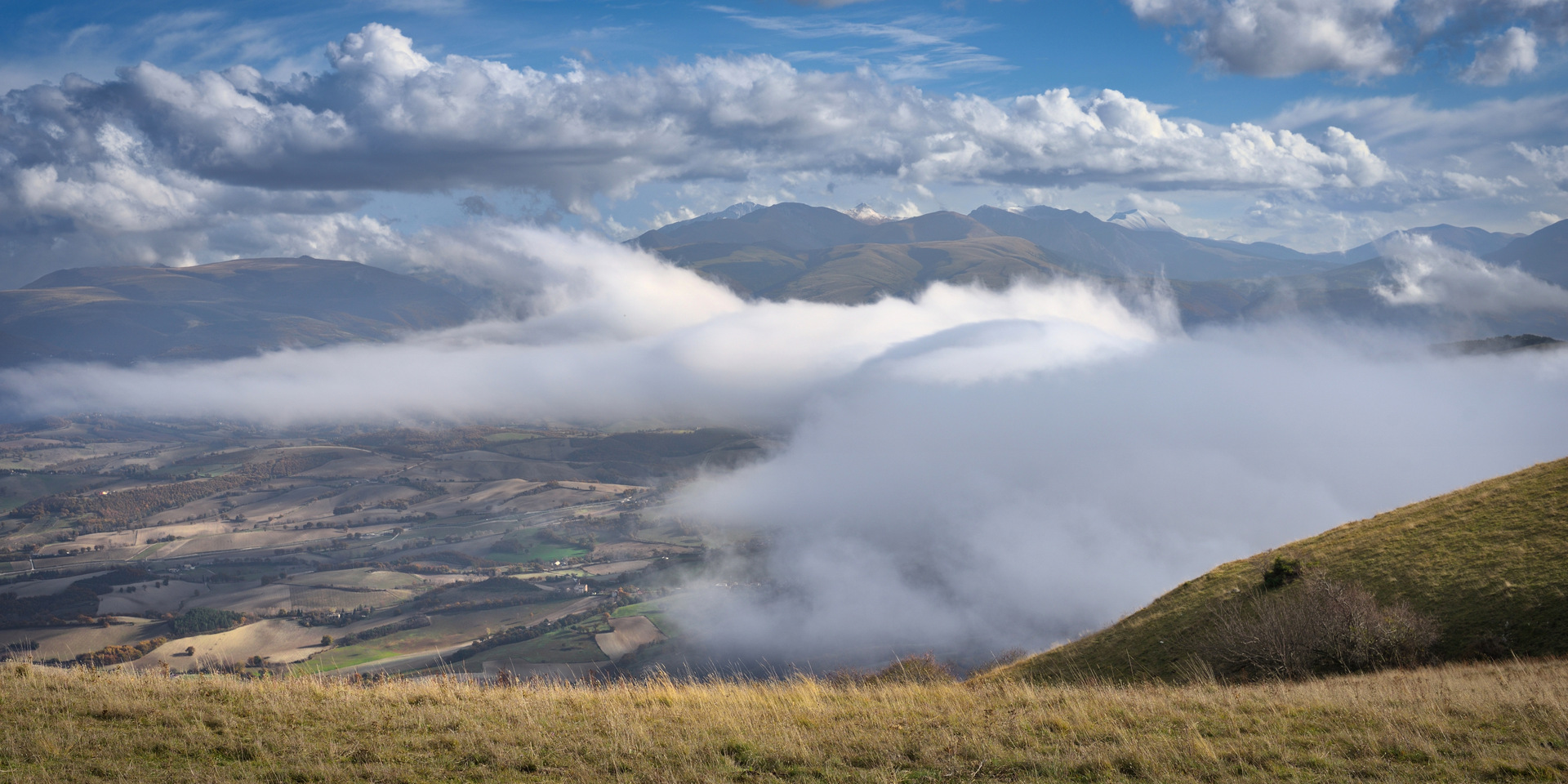 Campagna di Camerino e in lontananza i Sibillini