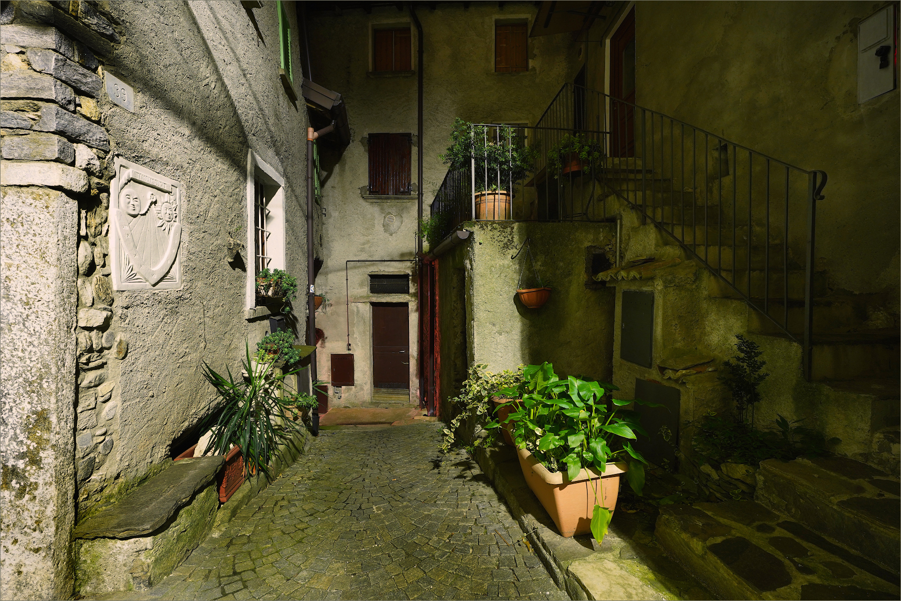 un cortile a Genico, fraz. di Musso (co)