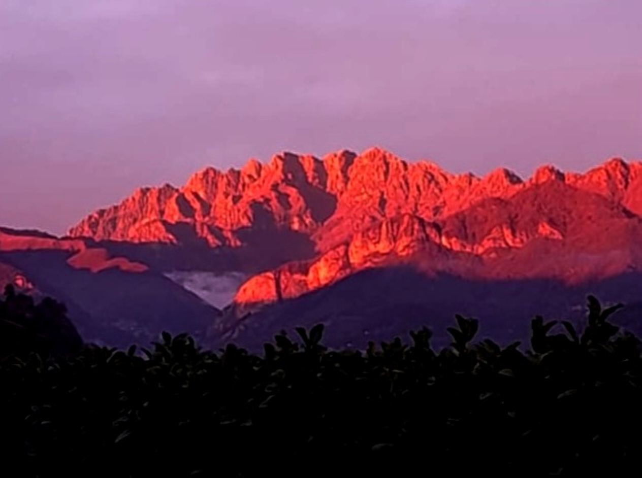 tramonto sul monte Resegone a Lecco